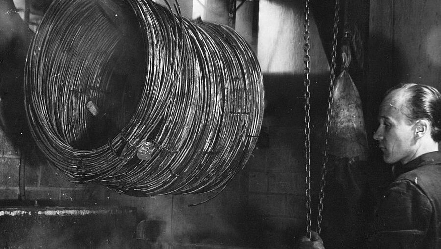 1954: Hydraulische Stahlschneidemaschine